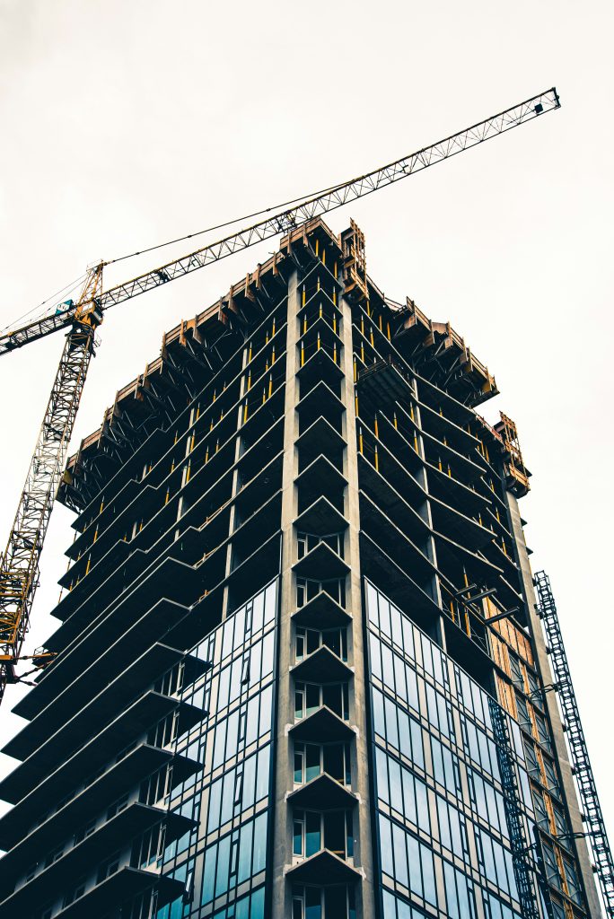 Edificio en construcción relacionado con una derrama extraordinaria después de comprar vivienda